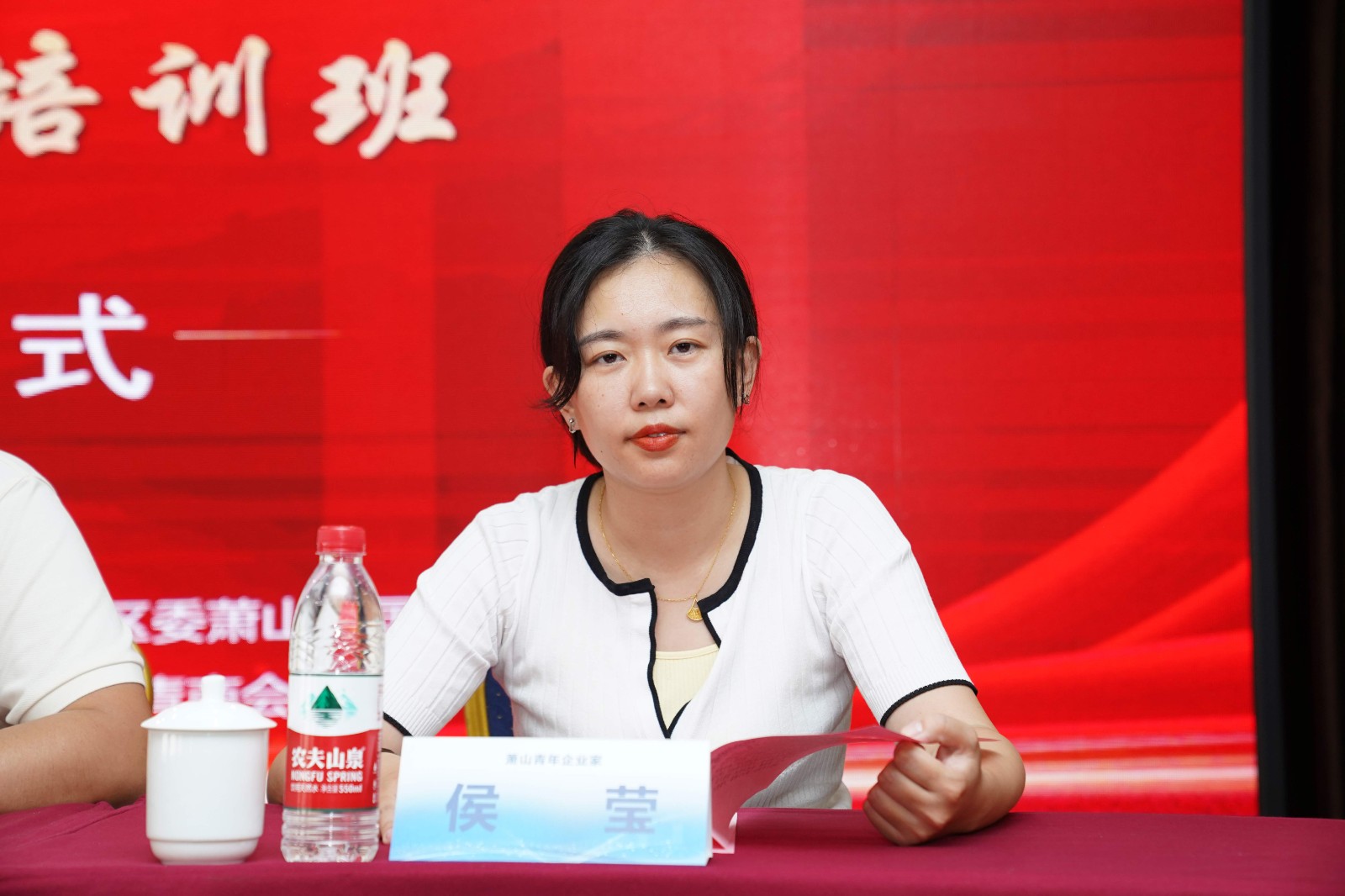 1725266053579054.jpg 侯莹.JPG
