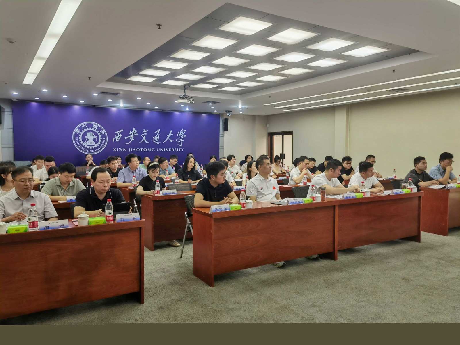1725267412928114.jpg 韩鹏杰上课2大合照.jpg